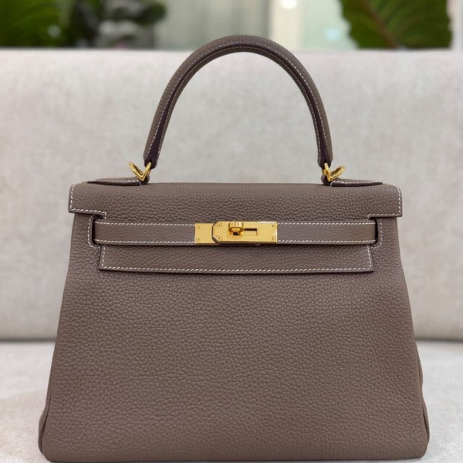 hermes-kelly-28-retourne-etoupe-gold-togo-front