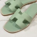 Hermès Oran sandal in Vert Jade Epsom leather, close up of the H cut out strap