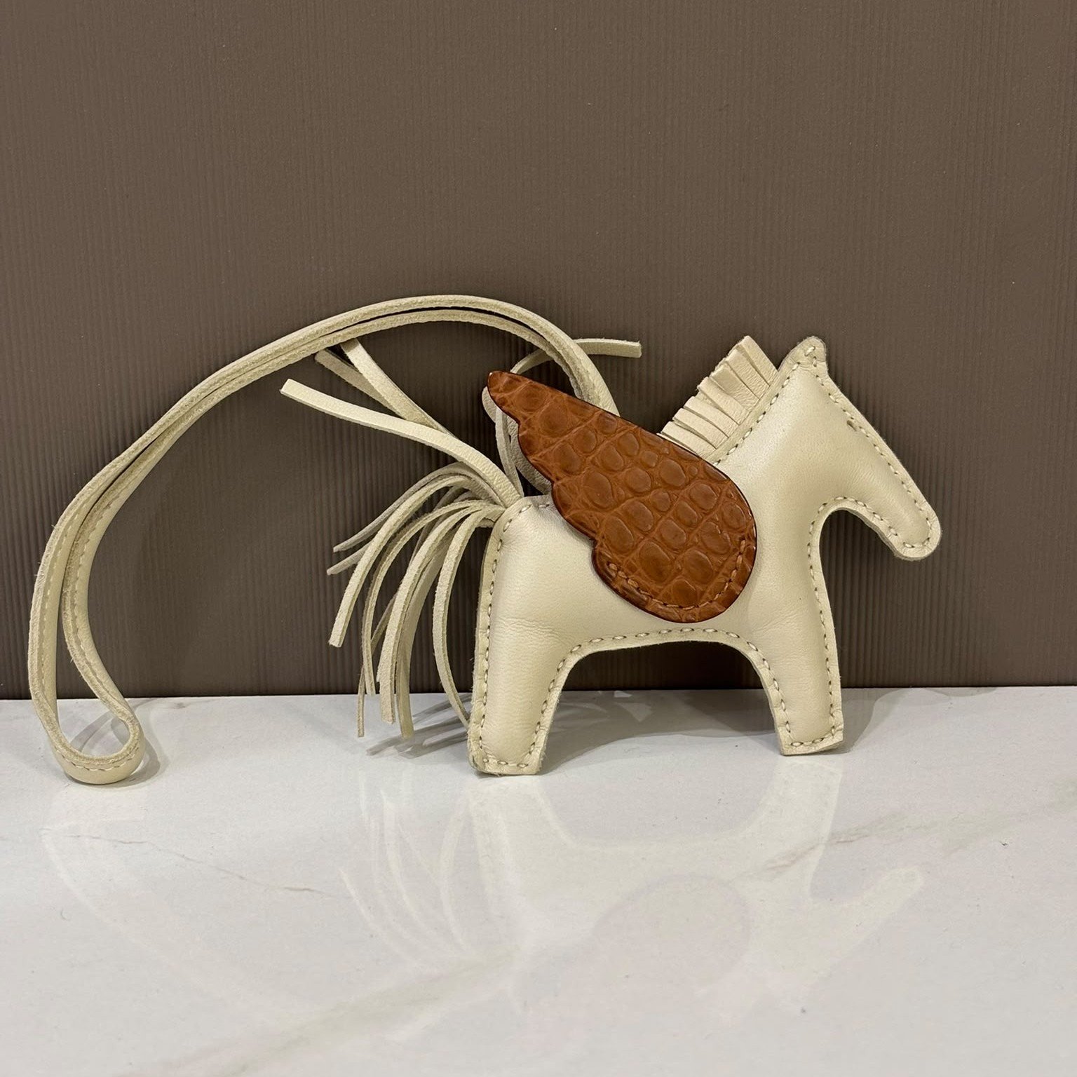 hermes-rodeo-pegase-milo-hero-photo Hermès Rodeo PM Pegase Touch Milo, Craie / Gold, Swift / Matte Gator